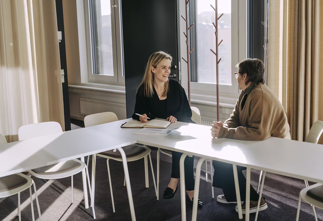 Vi hjälper människor och företag att betala sina skulder