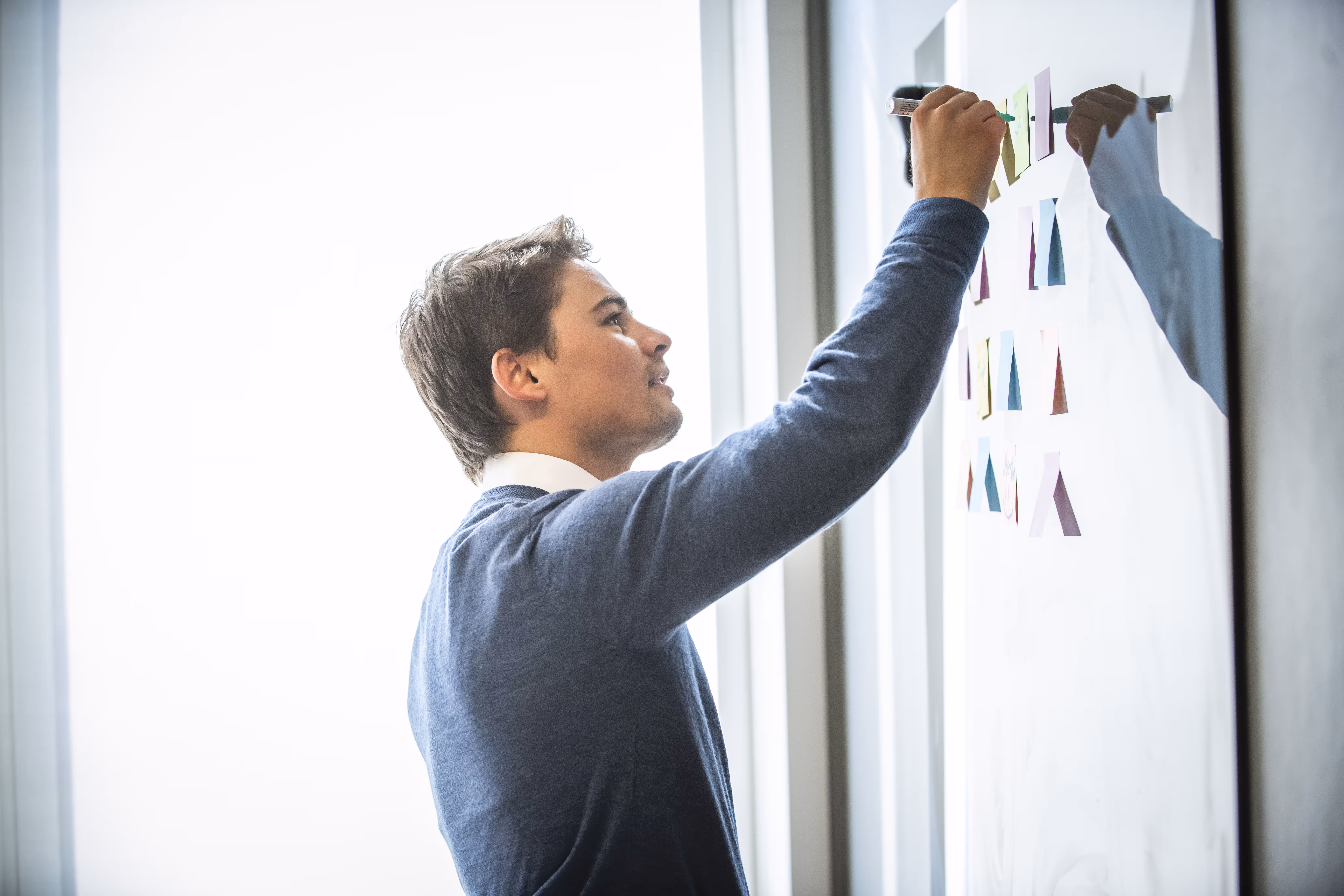 Mann Tegner På Tavle